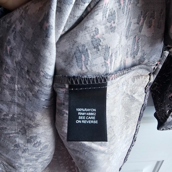 Torrid Harper Blouse Womens 2 18/20 Grey Pink Leopard Print Roll Tab Sleeve Top - Picture 6 of 9